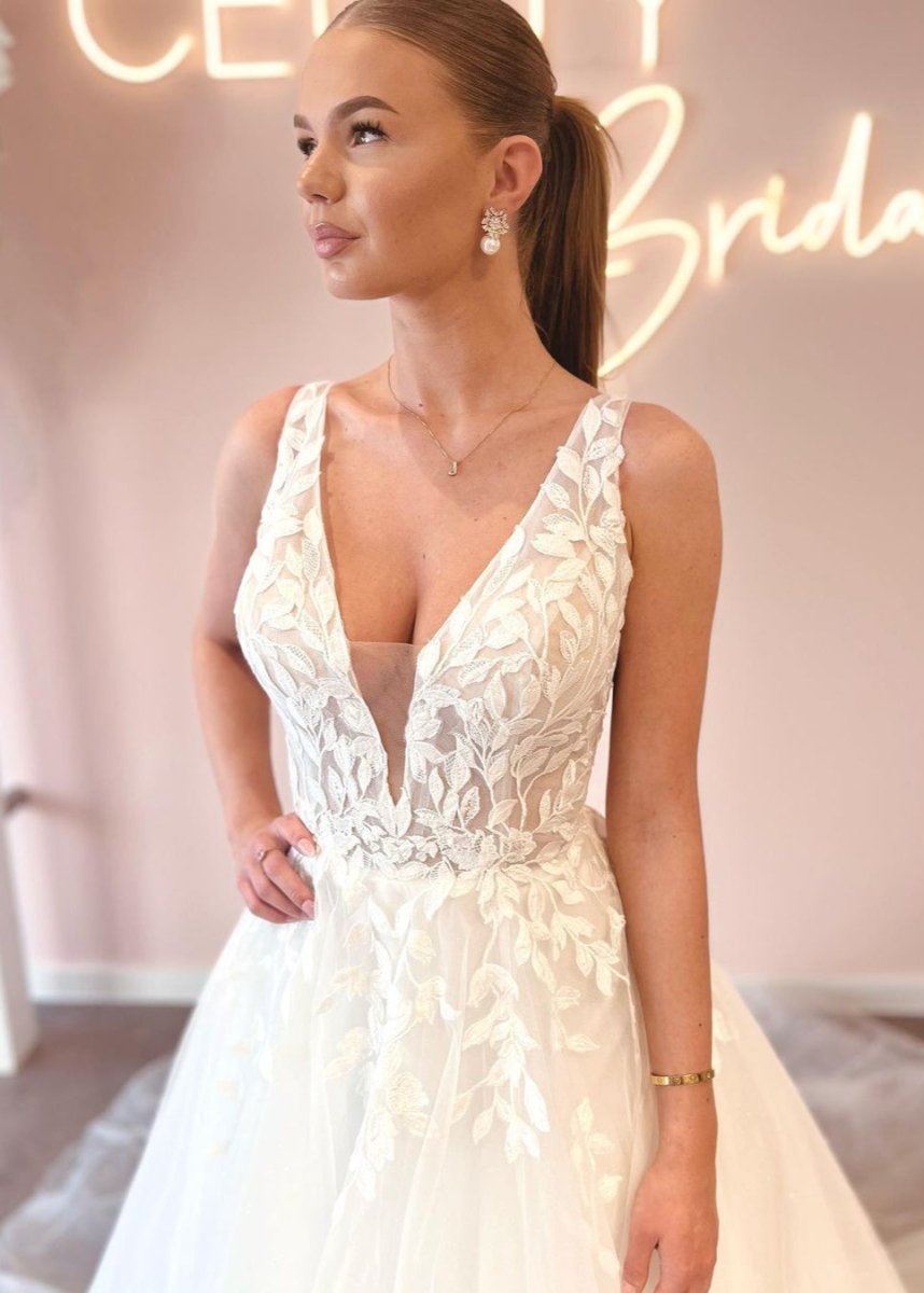 Elegant A Line V Neck Tulle Wedding Dresses with Appliques