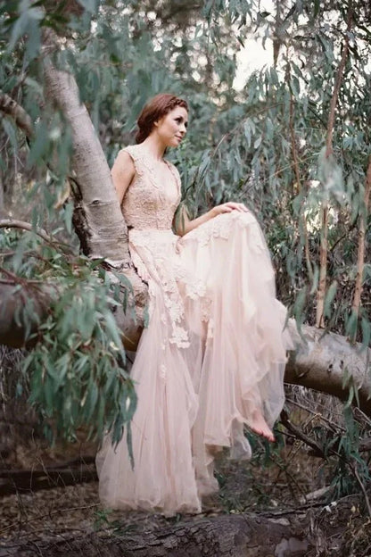 High Quality V-neck Sleeveless Floor-length Wedding Dress with Lace