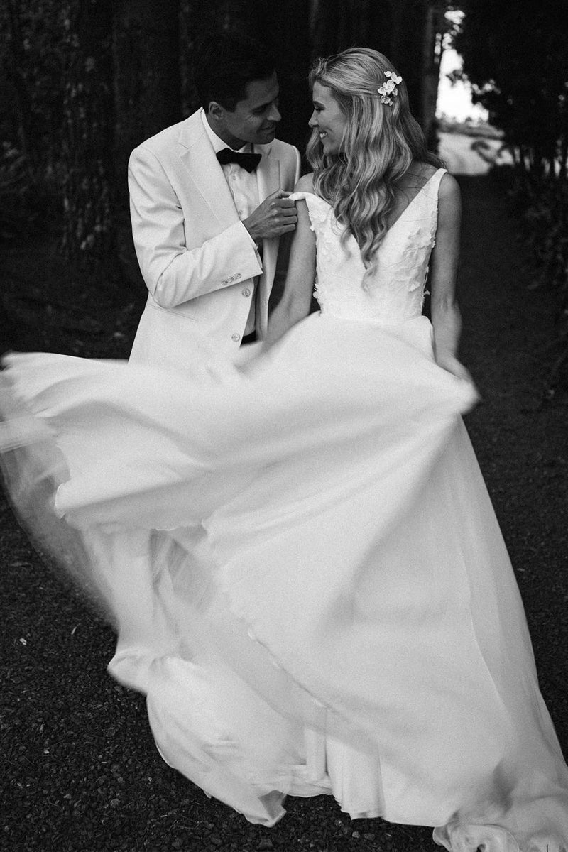 Elegant A-Line V Neck White Chiffon Wedding Dress with Appliques