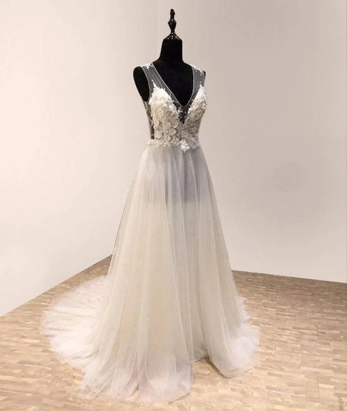 Impressive V-neck Sleeveless Sweep Train Tulle Wedding Dress with Appliques